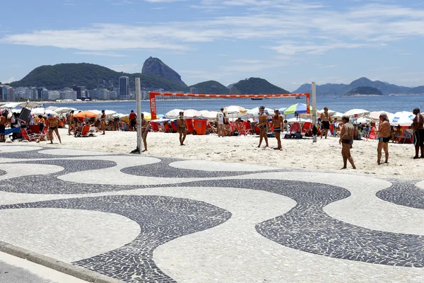 Az emberek a strandon, Rio de Janeiro — Stock Fotó