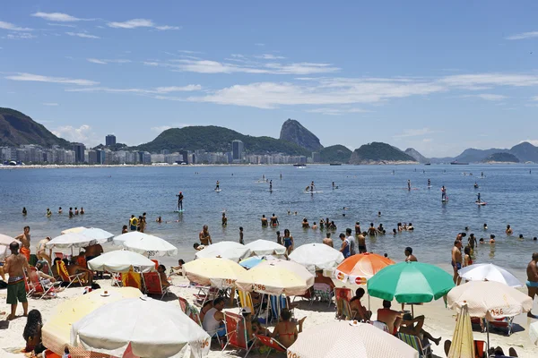 Lidé na pláži v Rio de Janeiru — Stock fotografie