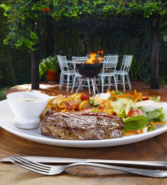 Sebze ve salata ile sığır eti