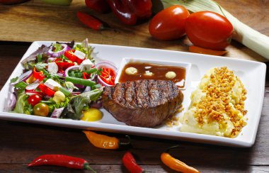 biftek patates ve sebze ile