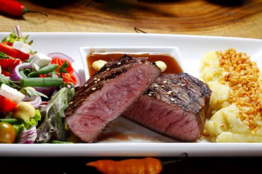 biftek patates ve sebze ile