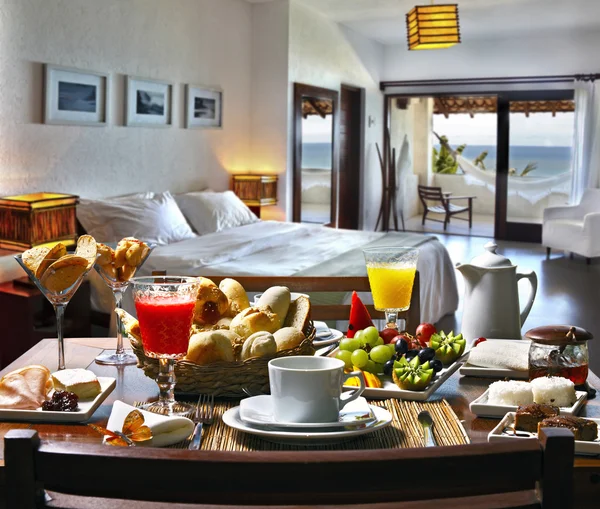 Завтрак в номере отеля — стоковое фото