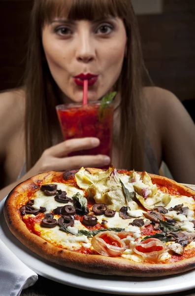 Woman drinking cocktail in pizzeria — Zdjęcie stockowe