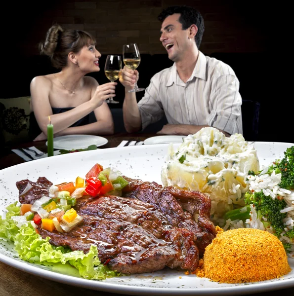 Casal feliz no restaurante — Fotografia de Stock