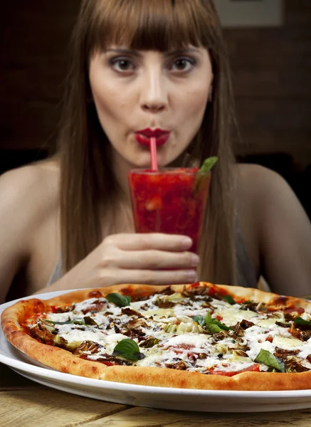 Woman drinking cocktail in pizzeria — Zdjęcie stockowe