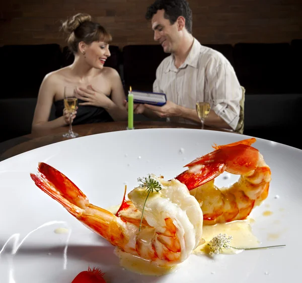 Young, smiling couple clinking glasses — Stock Photo, Image