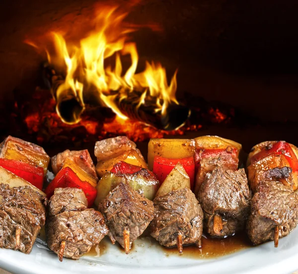Barbacoa con verduras con fuego sobre fondo —  Fotos de Stock