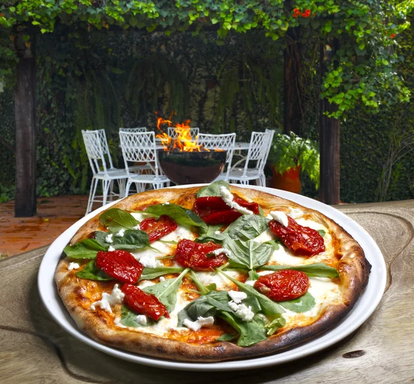 Svěží a chutná italská pizza — Stock fotografie