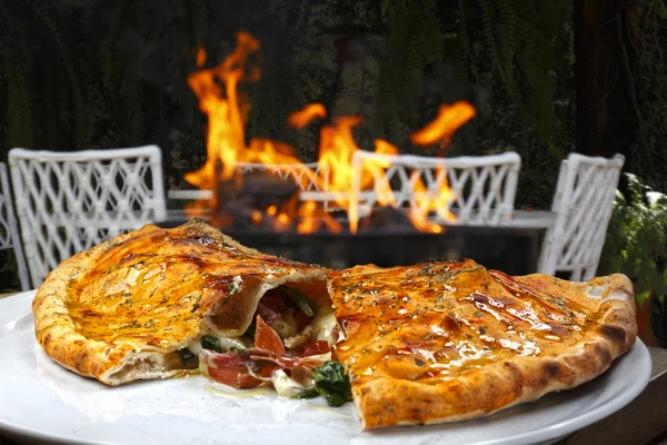 Svěží a chutná italská pizza — Stock fotografie