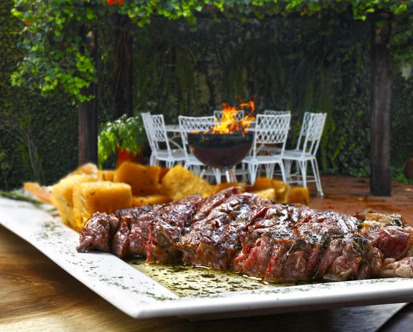 Roast beef with vegetables and salad — Stock Photo, Image