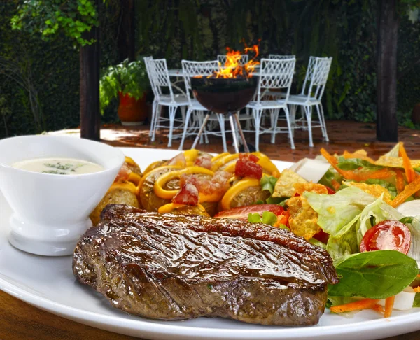 Roastbeef mit Gemüse und Salat — Stockfoto