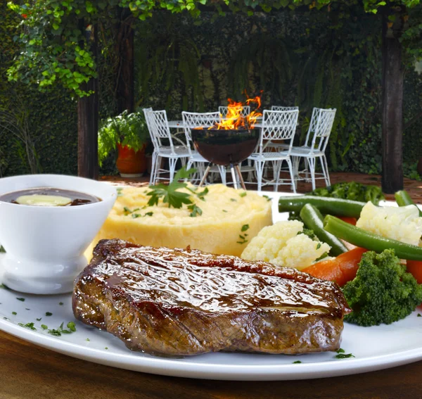 Carne asada con verduras y ensalada — Foto de Stock