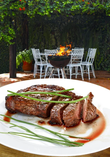 Nur gegrillte Steaks gekocht — Stockfoto