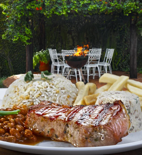 Carne asada con verduras y ensalada —  Fotos de Stock