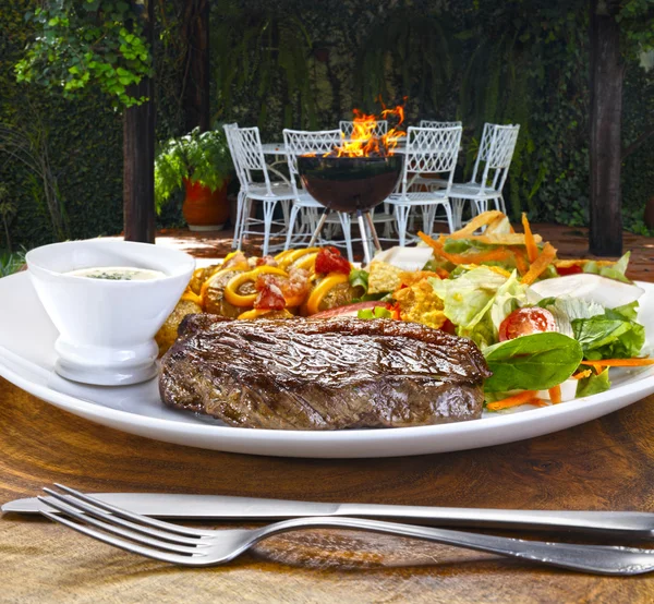 Carne assada com legumes e salada — Fotografia de Stock