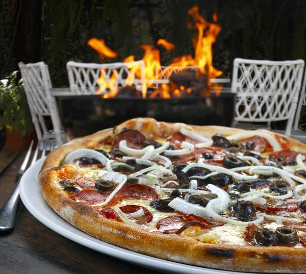 Verse en smakelijke Italiaanse pizza — Stockfoto
