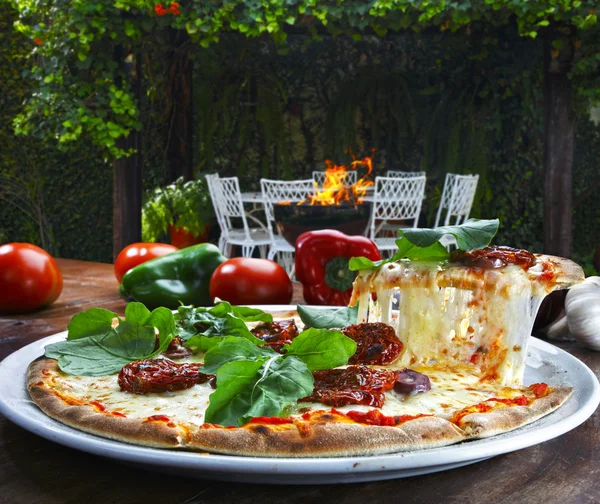 Pizza italiana fresca e gustosa — Foto Stock