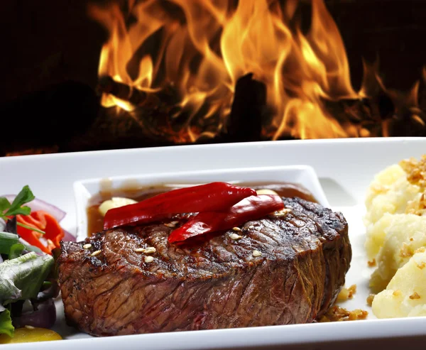 Steak met aardappelen en groenten — Stockfoto