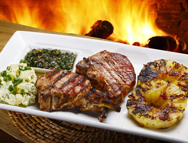 Barbecue con verdure con fuoco sullo sfondo — Foto Stock