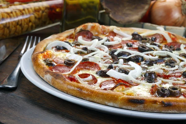 Pizza italiana fresca e saborosa — Fotografia de Stock