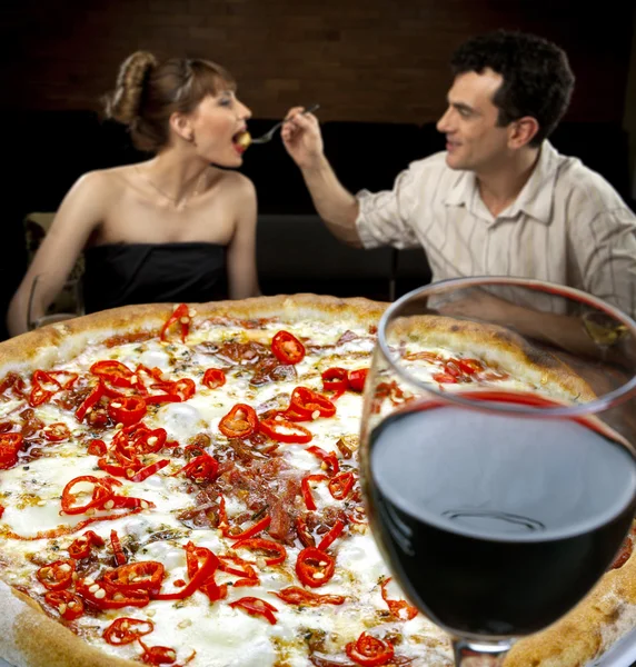 Paar in pizzeria eten — Stockfoto