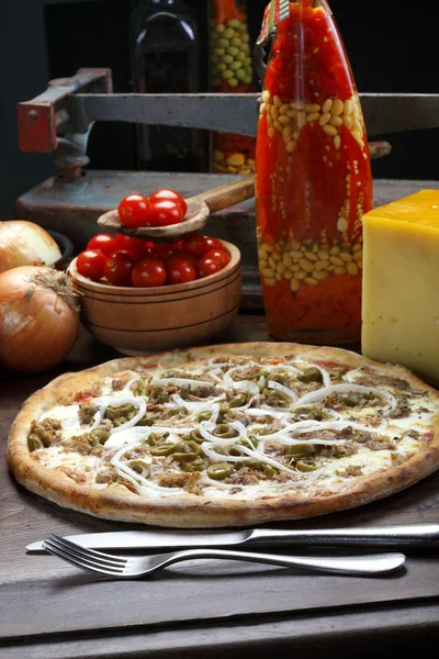 Pizza italiana fresca y sabrosa —  Fotos de Stock