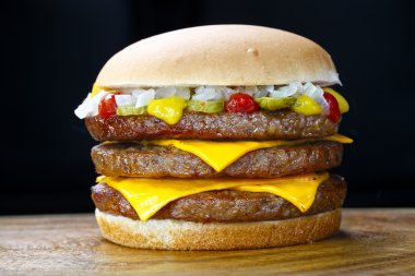 Amerikan tarzı lezzetli burger