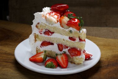 Tabakta çilekli kek.