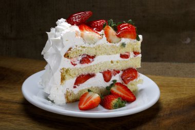 Tabakta çilekli kek.