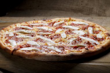 Taze ve lezzetli İtalyan pizzası.