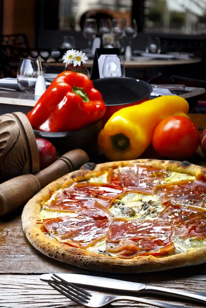 Świeża i smaczna włoska pizza — Zdjęcie stockowe
