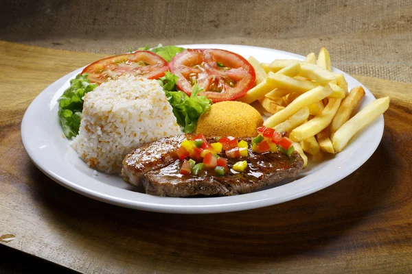 Steak au riz et légumes — Photo