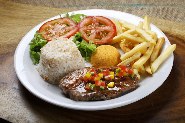 Bife com arroz e batatas — Fotografia de Stock