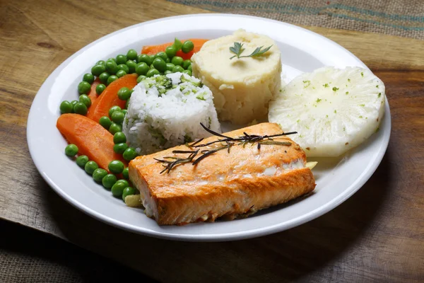 Salmão com arroz, abacaxi e legumes — Fotografia de Stock