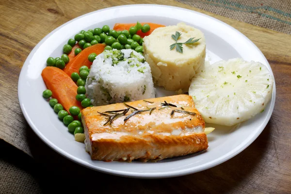 Salmón con arroz, piña y verduras — Foto de Stock