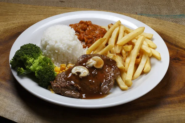 Prato com carne, batatas e legumes — Fotografia de Stock