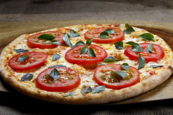 Pizza italiana fresca e saborosa — Fotografia de Stock