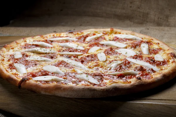 Taze ve lezzetli İtalyan pizzası.