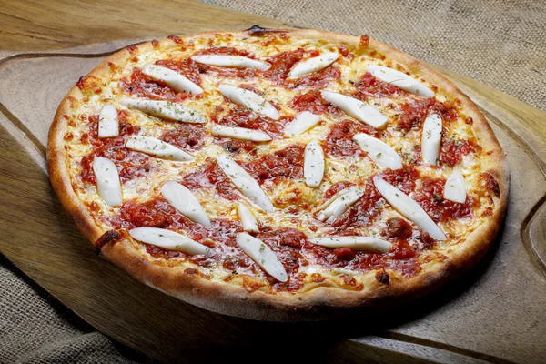 Taze ve lezzetli İtalyan pizzası.