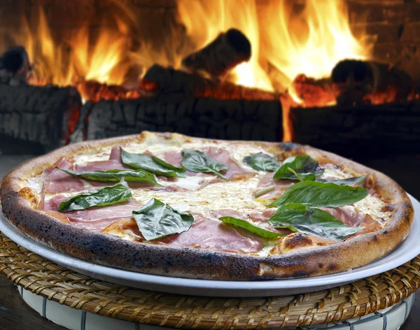 Pizza italiana fresca e gustosa — Foto Stock