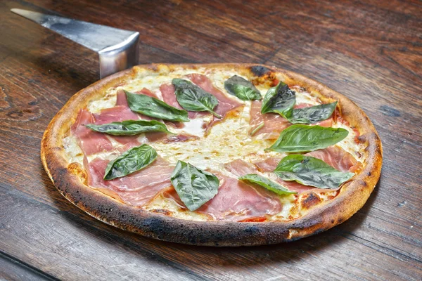 Świeża i smaczna włoska pizza — Zdjęcie stockowe