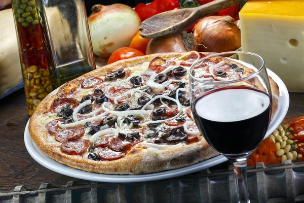 Pizza italiana fresca e gustosa — Foto Stock