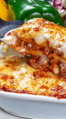 Ahşap fırında pişirilmiş lazanya bolonez.