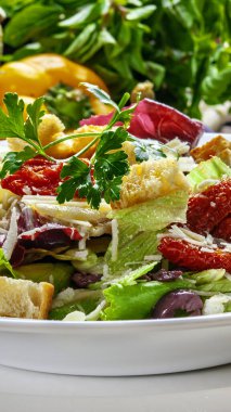 Marullu salata, güneşte kurutulmuş domates ve rendelenmiş parmesan peynirli kızarmış ekmek..