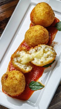 Kızarmış pirinç topları. Brezilya 'dan geleneksel olarak Bolinho de arroz denir..