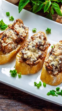 Mantar bruschetta ve rendelenmiş parmesan.