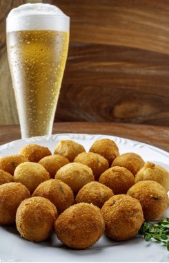 Birayla servis edilen morina balığı böreği.