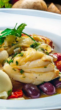 Siyah zeytin, sebze ve zeytinyağlı Norveç morinası Morhua..