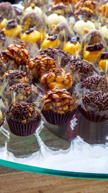 Parti tatlısı, cevizli tatlı, brigadeiro (çikolatalı şekerleme topları)