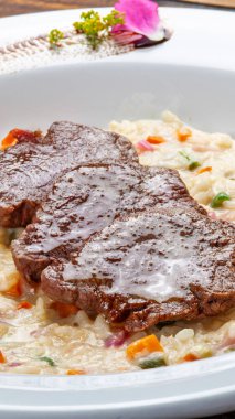 Sebzeli risotto ile biftek.